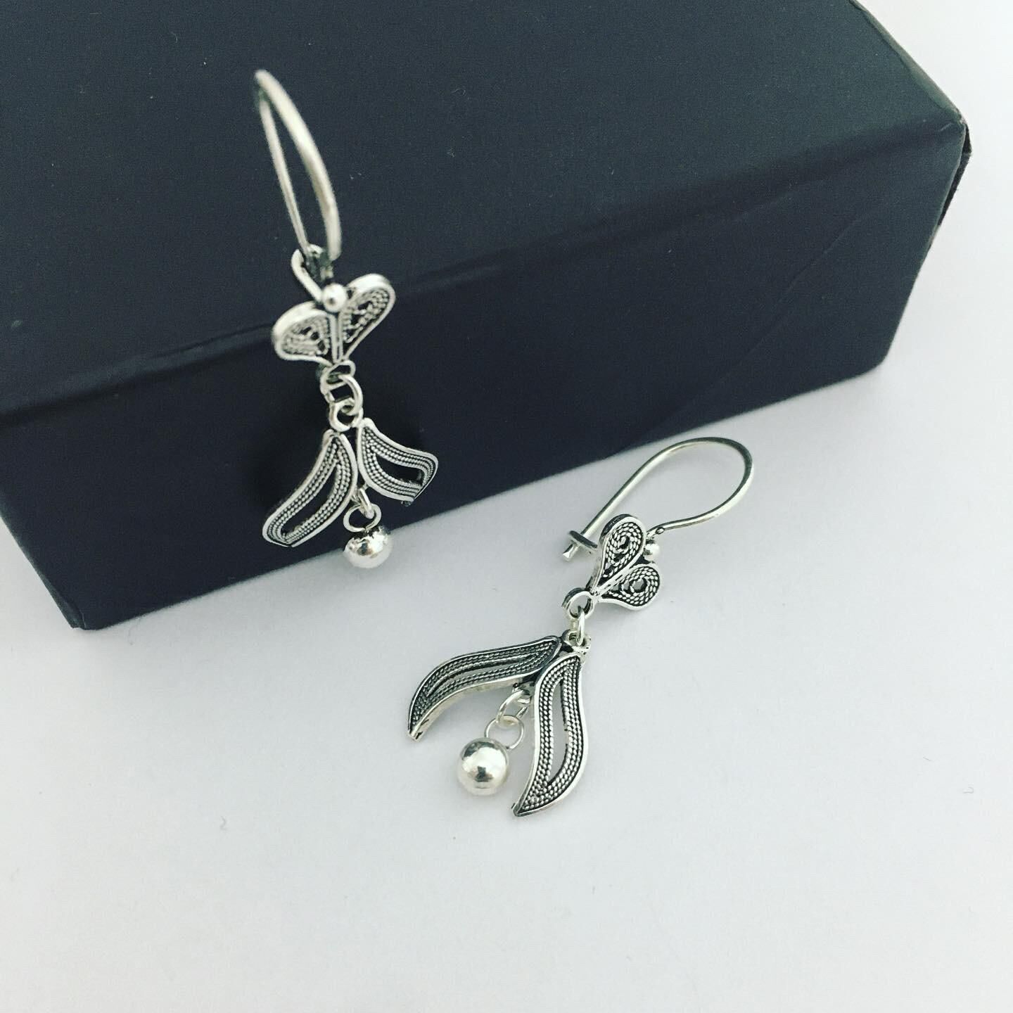 GÜMÜŞ TELKARİ SALLANTILI TOPLU KÜPE