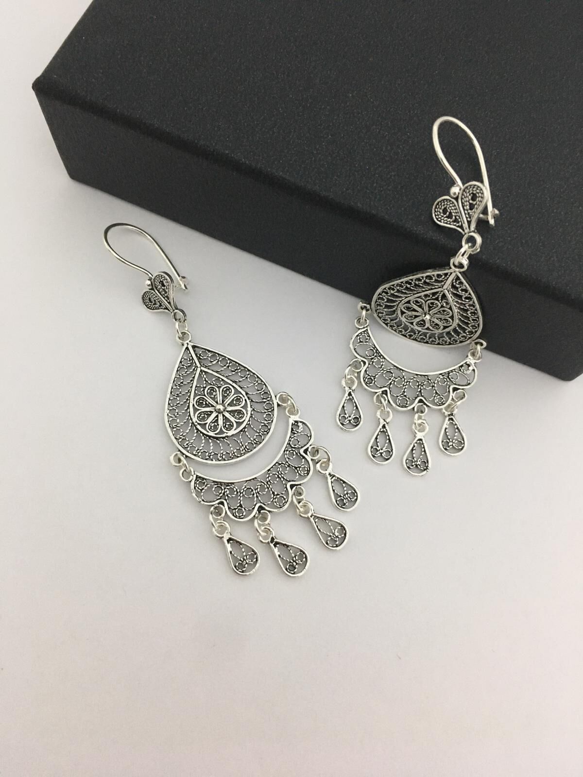 GÜMÜŞ DAMLA TELKARİ SAÇAKLI SALLANTILI KÜPE