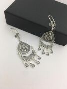 GÜMÜŞ DAMLA TELKARİ SAÇAKLI SALLANTILI KÜPE