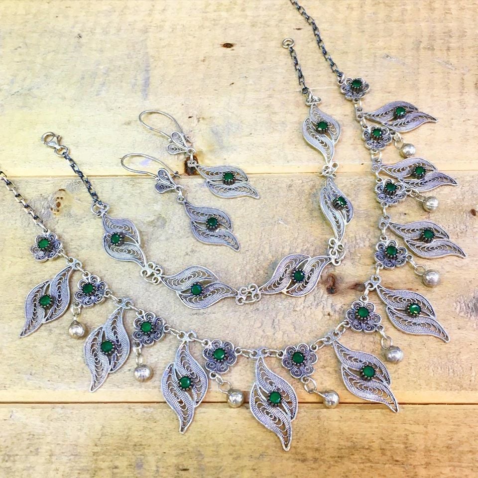 GÜMÜŞ TELKARİ YEŞİL KÖK ZÜMRÜT TAŞLI ASMİN SETİ