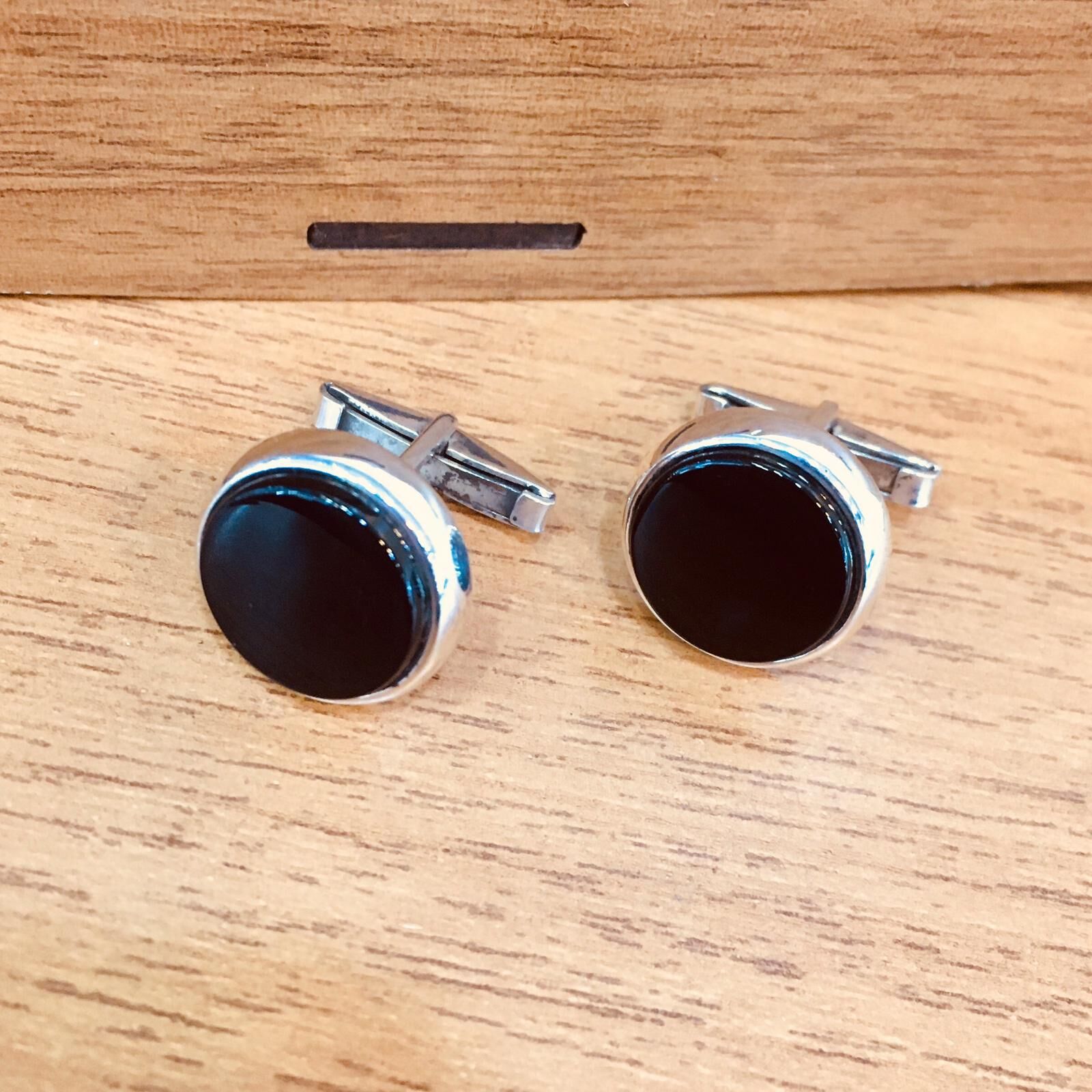 GÜMÜŞ SİYAH TAŞLI YUVARLAK KOL DÜĞMESİ