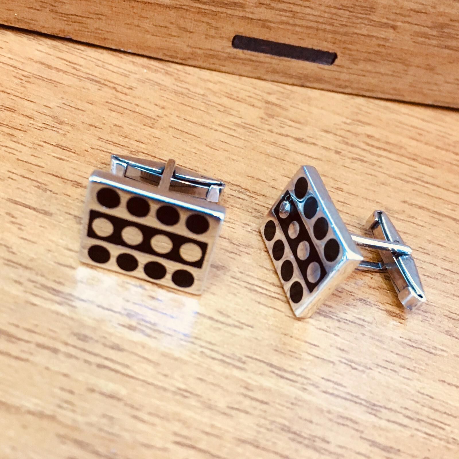 GÜMÜŞ SİYAH NOKTALI DİKDÖRTGEN KOL DÜĞMESİ