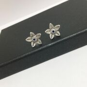 TELKARİ ÇİÇEK PARLAMENT MAVİSİ KÖK SAFİR TAŞLI KÜÇÜK GÜMÜŞ KÜPE