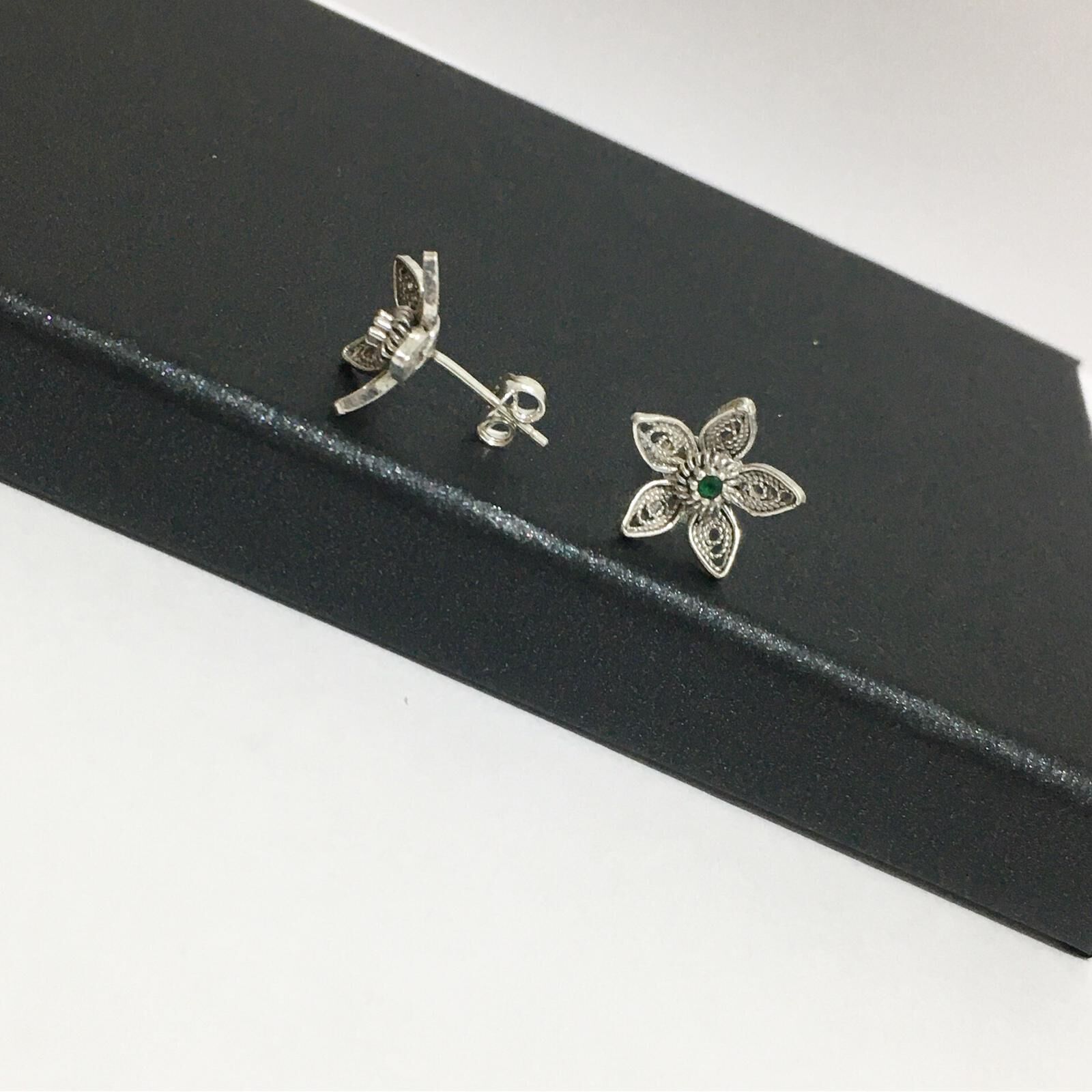 TELKARİ KÖK ZÜMRÜT TAŞLI ÇİÇEK GÜMÜŞ KÜPE