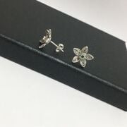 TELKARİ KÖK ZÜMRÜT TAŞLI ÇİÇEK GÜMÜŞ KÜPE