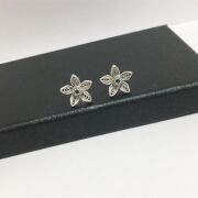 TELKARİ KÖK ZÜMRÜT TAŞLI ÇİÇEK GÜMÜŞ KÜPE