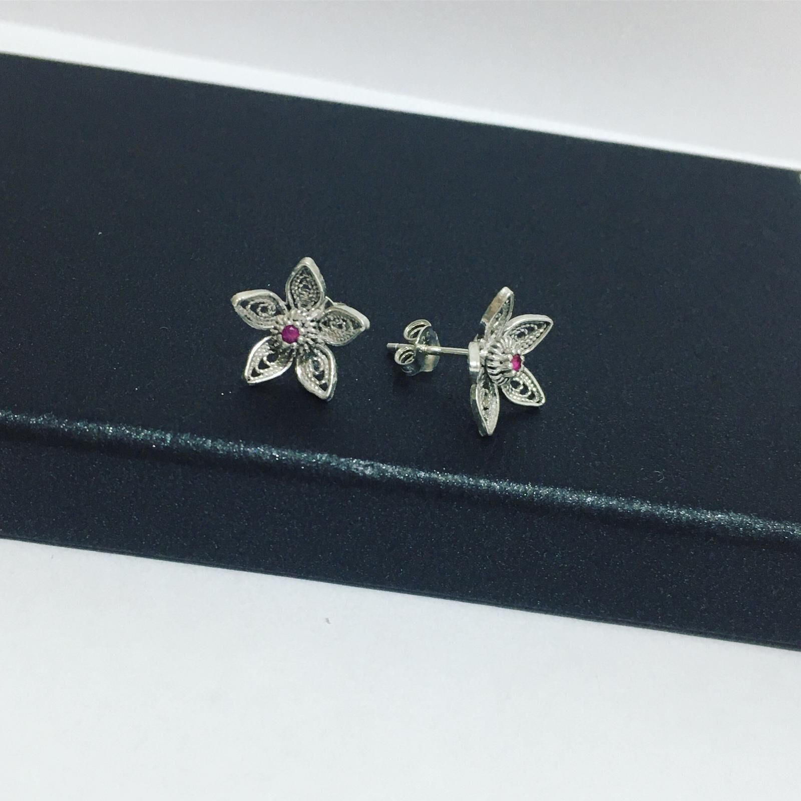 TELKARİ KÖK YAKUT TAŞLI ÇİÇEK GÜMÜŞ KÜPE