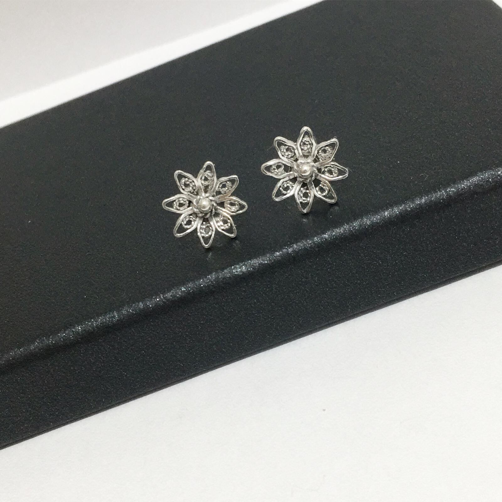 TELKARİ ÇİÇEK MODELİ GÜMÜŞ KÜPE