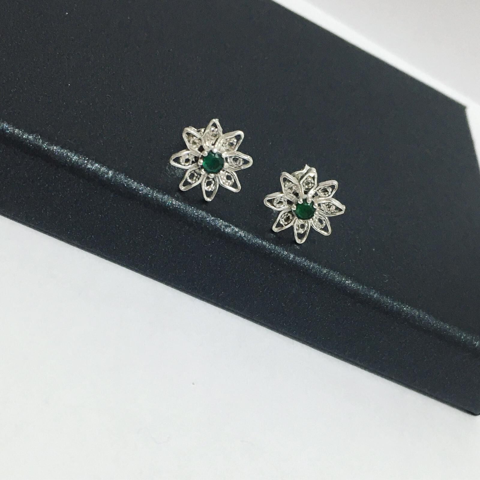 GÜMÜŞ KÖK ZÜMRÜT TAŞLI TELKARİ ÇİÇEK KÜPE