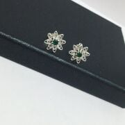 GÜMÜŞ KÖK ZÜMRÜT TAŞLI TELKARİ ÇİÇEK KÜPE