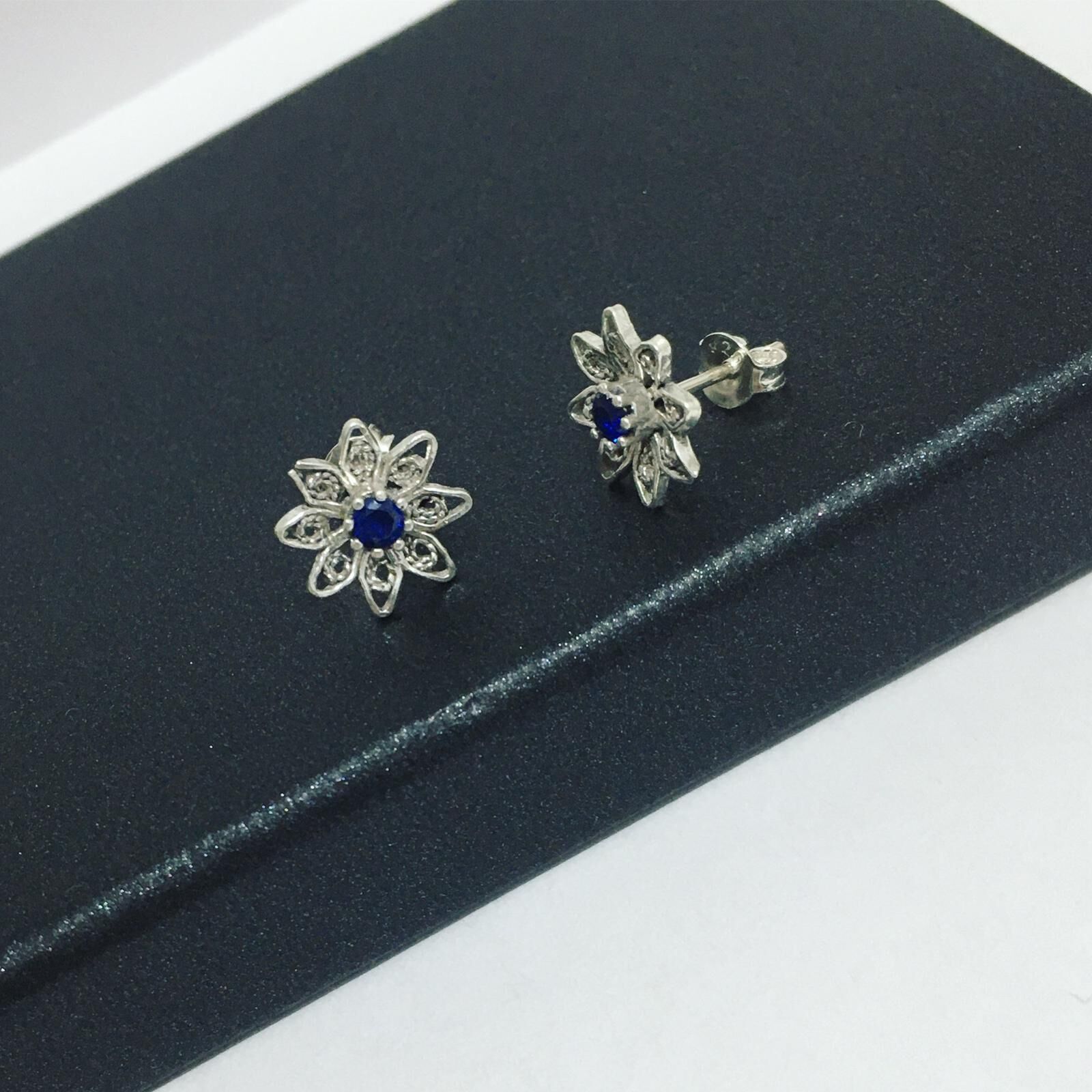 TELKARİ ÇİÇEK MAVİ ZİRKON TAŞLI KÜÇÜK GÜMÜŞ KÜPE