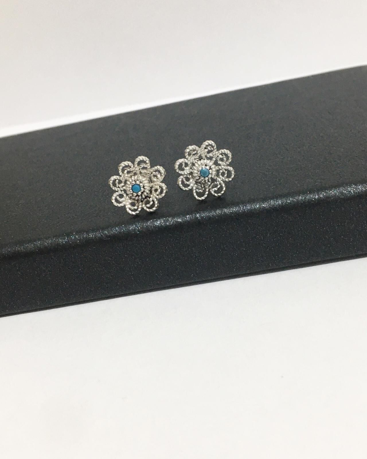 TELKARİ TURKUAZ TAŞLI KÜÇÜK ÇİÇEK GÜMÜŞ KÜPE