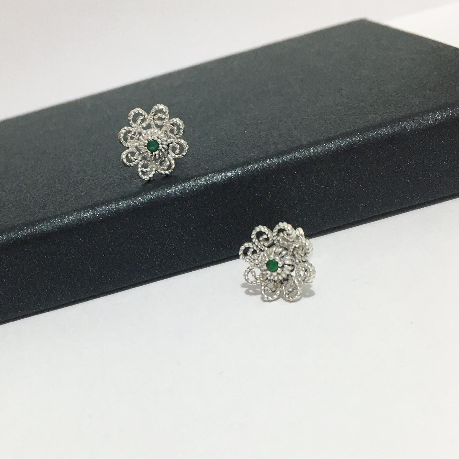 GÜMÜŞ TELKARİ KÖK ZÜMRÜT TAŞLI KÜÇÜK ÇİÇEK KÜPE