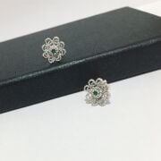 GÜMÜŞ TELKARİ KÖK ZÜMRÜT TAŞLI KÜÇÜK ÇİÇEK KÜPE