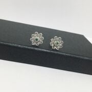 GÜMÜŞ TELKARİ KÖK ZÜMRÜT TAŞLI KÜÇÜK ÇİÇEK KÜPE