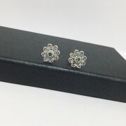 GÜMÜŞ TELKARİ KÖK ZÜMRÜT TAŞLI KÜÇÜK ÇİÇEK KÜPE