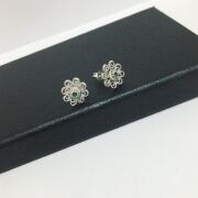 GÜMÜŞ TELKARİ KÖK ZÜMRÜT TAŞLI KÜÇÜK ÇİÇEK KÜPE