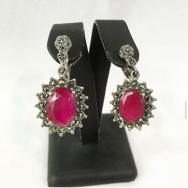 GÜMÜŞ MARKAZİT VE KÖK YAKUT TAŞLI KÜPE