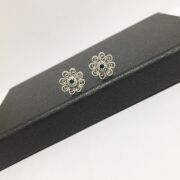 GÜMÜŞ PARLAMENT MAVİSİ KÖK SAFİR TAŞLI ÇİÇEK TELKARİ KÜPE