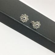 GÜMÜŞ PARLAMENT MAVİSİ KÖK SAFİR TAŞLI ÇİÇEK TELKARİ KÜPE