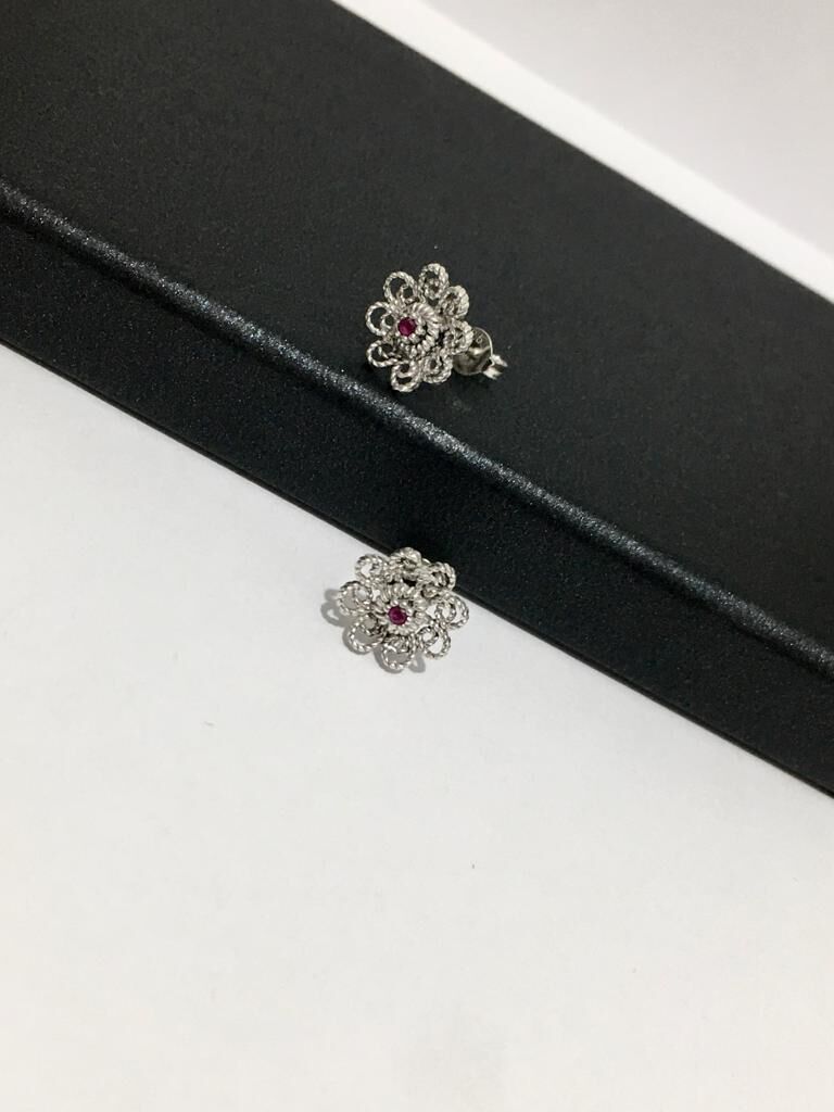 GÜMÜŞ KÖK YAKUT TAŞLI KIRMIZI TELKARİ KÜÇÜK ÇİÇEK KÜPE