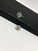 GÜMÜŞ KÖK YAKUT TAŞLI KIRMIZI TELKARİ KÜÇÜK ÇİÇEK KÜPE