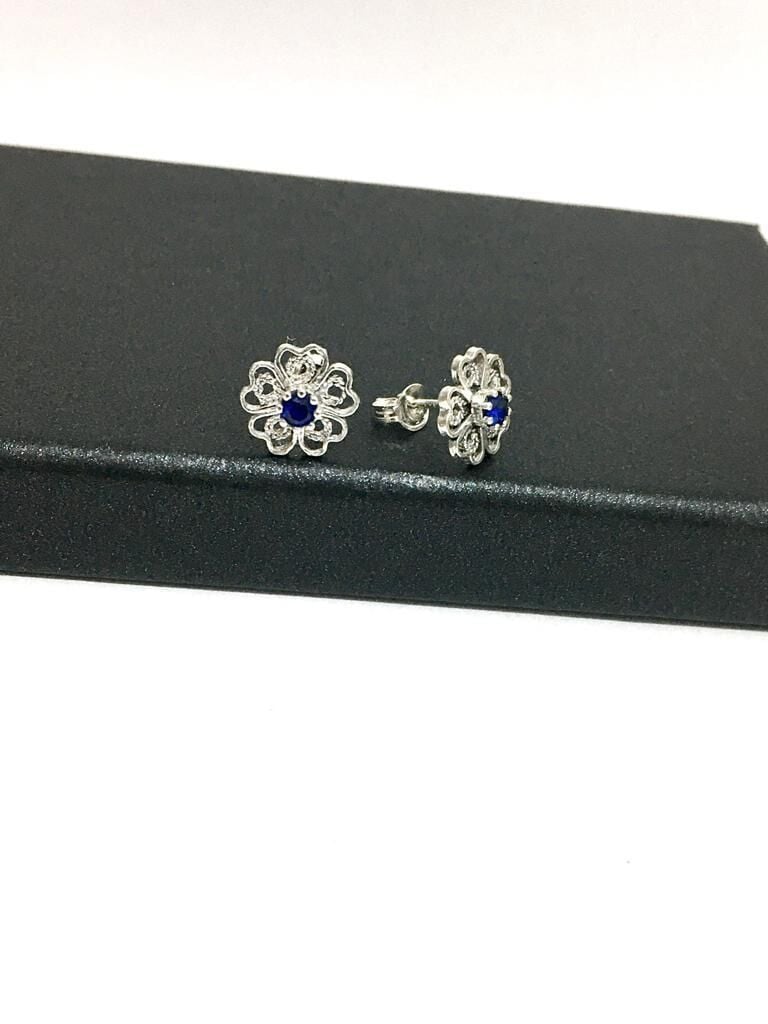 GÜMÜŞ KÖK SAFİR TAŞLI PARLAMENT MAVİSİ KÜÇÜK ÇİÇEK KÜPE