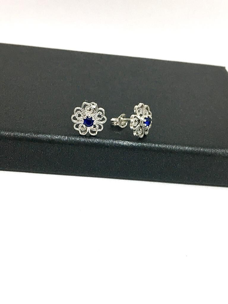 GÜMÜŞ KÖK SAFİR TAŞLI PARLAMENT MAVİSİ KÜÇÜK ÇİÇEK KÜPE