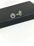 GÜMÜŞ KÖK SAFİR TAŞLI PARLAMENT MAVİSİ KÜÇÜK ÇİÇEK KÜPE