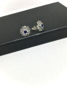 GÜMÜŞ KÖK SAFİR TAŞLI PARLAMENT MAVİSİ KÜÇÜK ÇİÇEK KÜPE