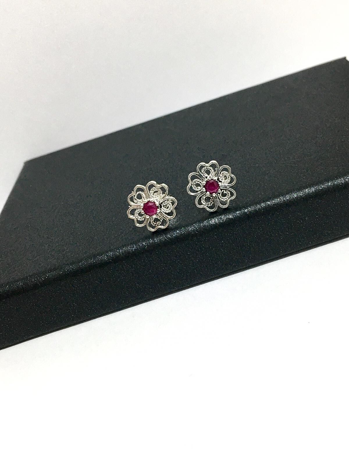 GÜMÜŞ KÖK YAKUT TAŞLI TELKARİ KÜÇÜK ÇİÇEK KÜPE