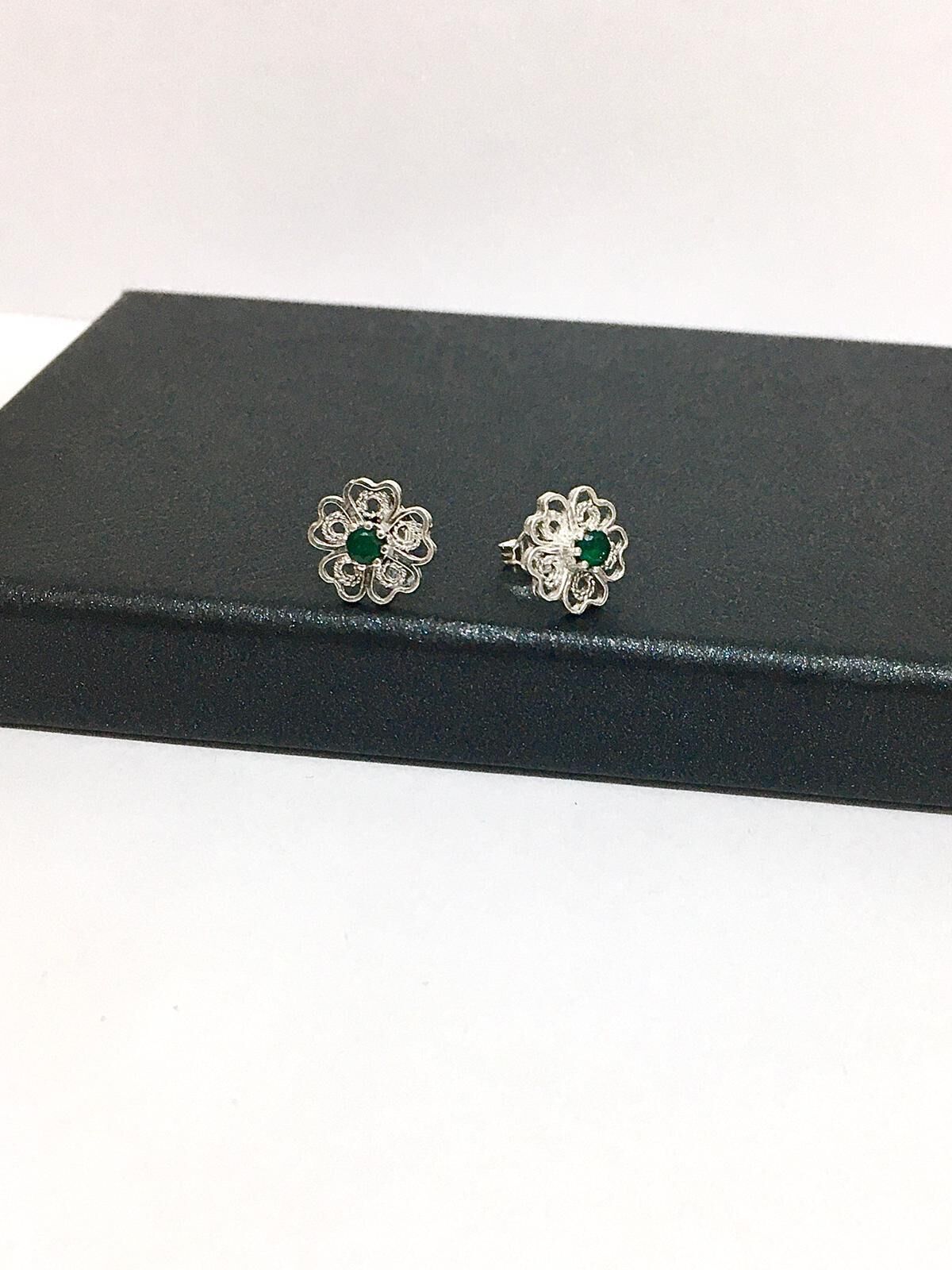 TELKARİ KÖK ZÜMRÜT TAŞLI KÜÇÜK ÇİÇEK GÜMÜŞ KÜPE