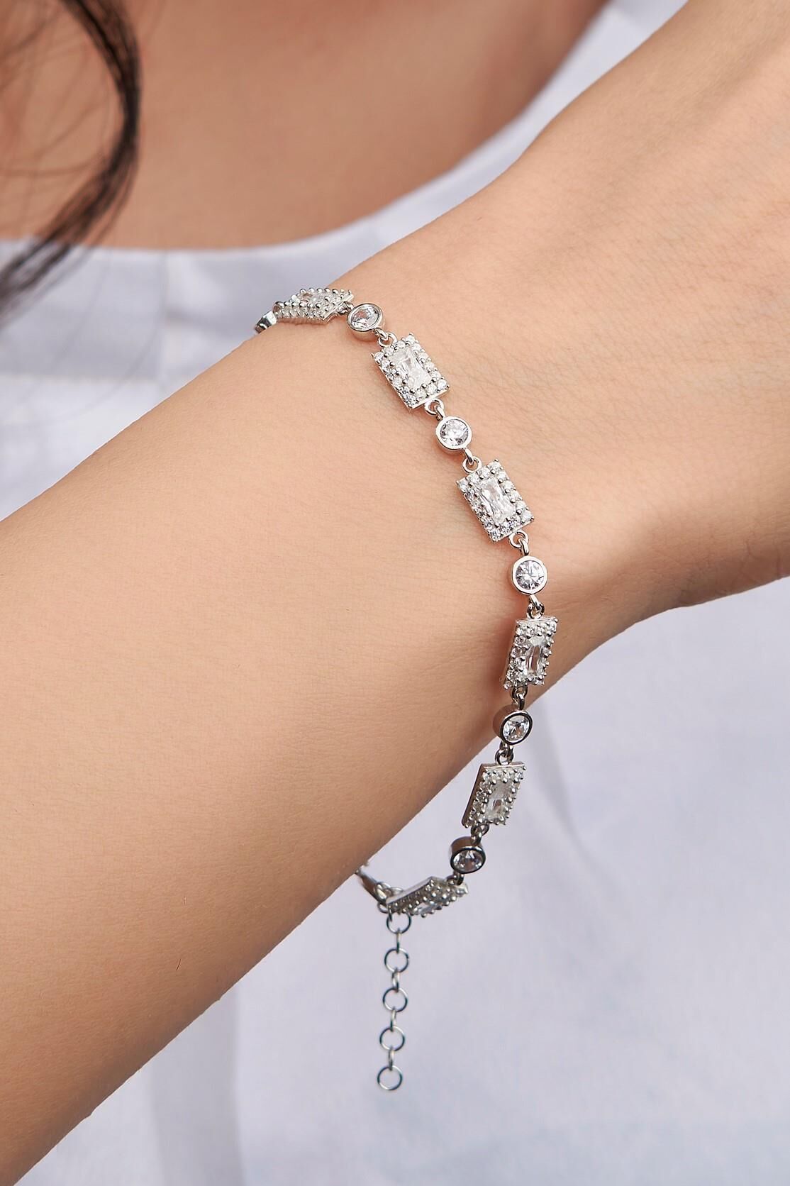 Gümüş Zirkon Taşlı Dikdörtgen Baget Pırlanta Modeli Su Yolu Bileklik