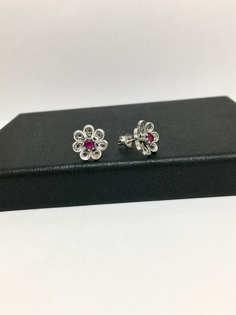 GÜMÜŞ KÖK YAKUT TAŞLI TELKARİ ÇİÇEK KÜPE