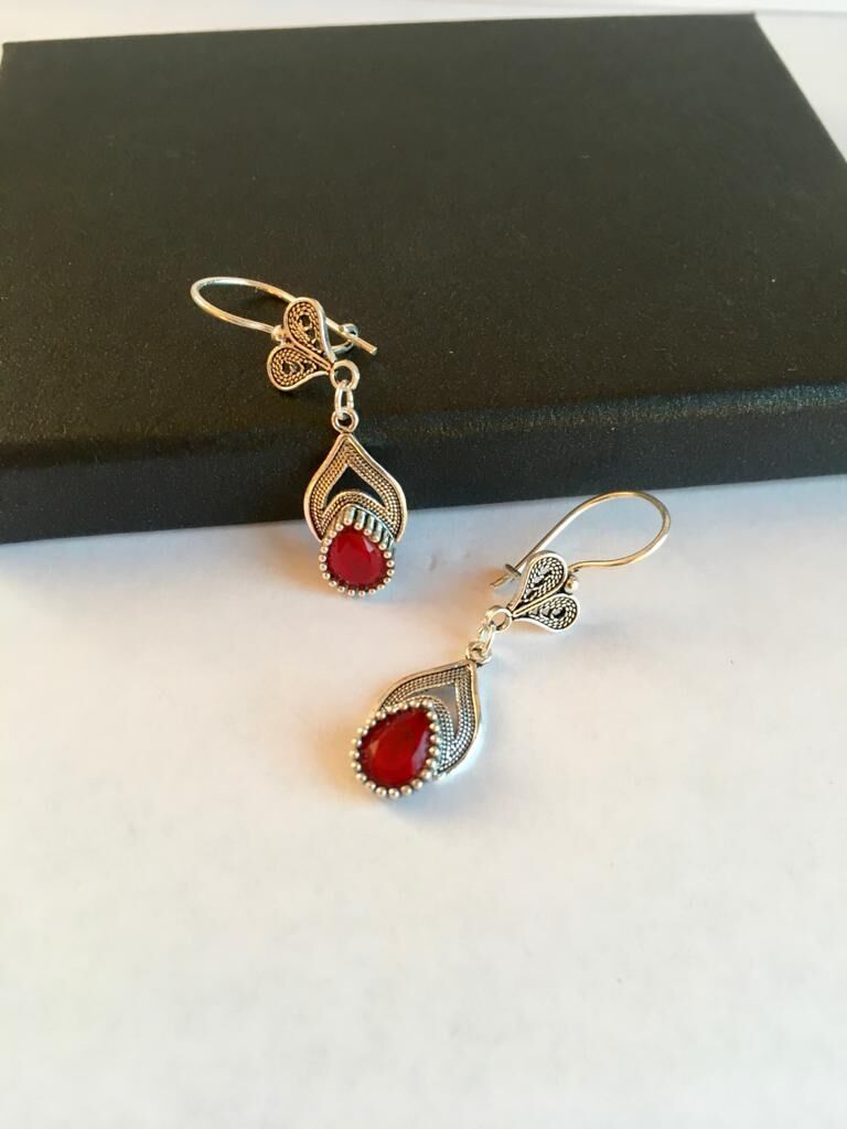 GÜMÜŞ TELKARİ SALLANTILI YAKUT TAŞLI DAMLA KÜPE