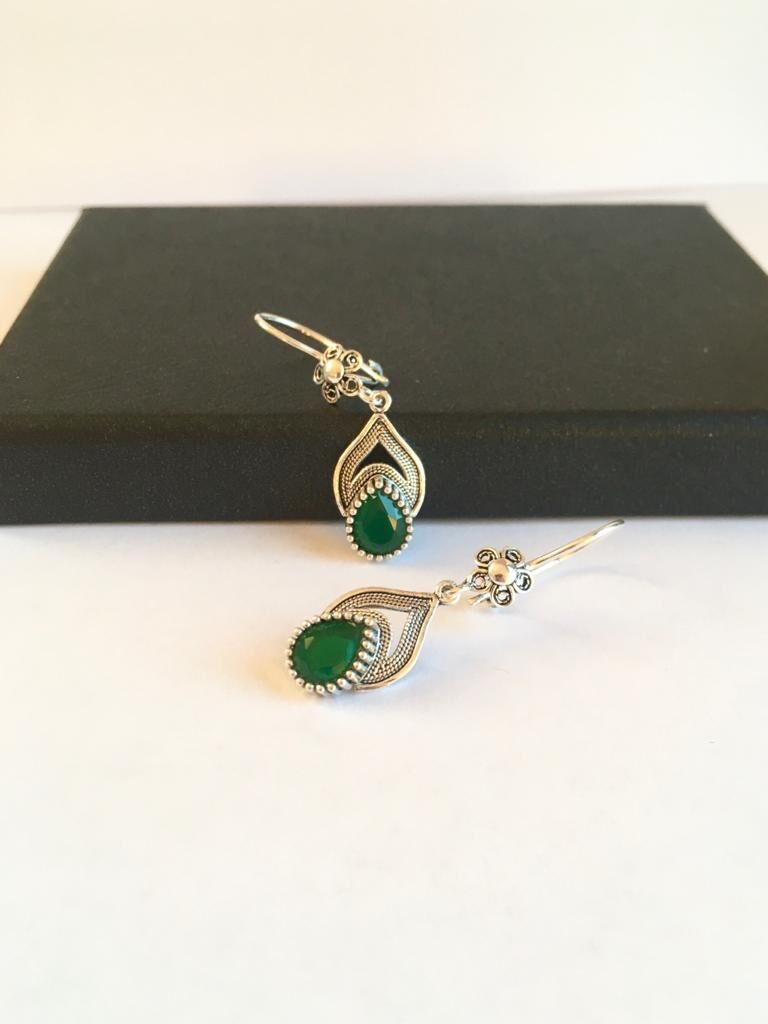 GÜMÜŞ TELKARİ KÖK ZÜMRÜT TAŞLI DAMLA KÜPE