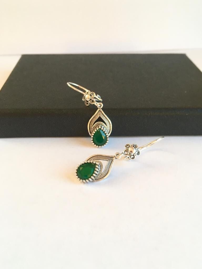 GÜMÜŞ TELKARİ KÖK ZÜMRÜT TAŞLI DAMLA KÜPE