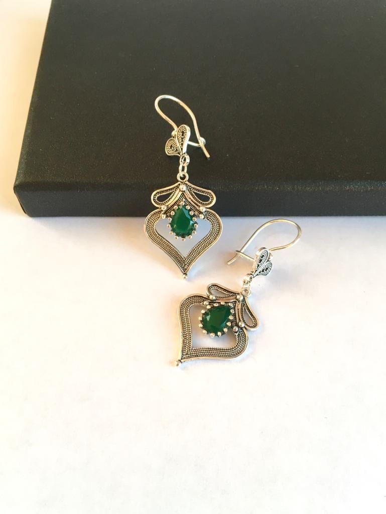 GÜMÜŞ TELKARİ KÖK ZÜMRÜT TAŞLI SALLANTILI KÜPE