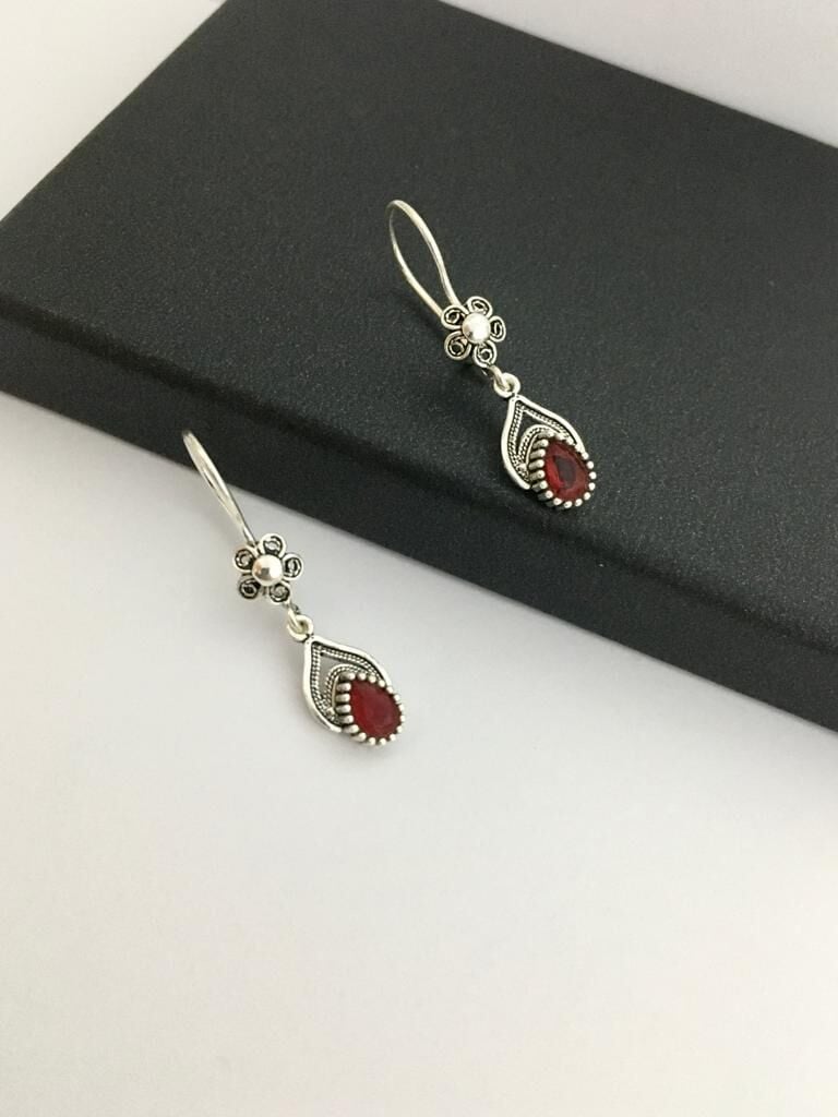 GÜMÜŞ KÖK YAKUT TAŞLI KIRMIZI TELKARİ DAMLA KÜPE