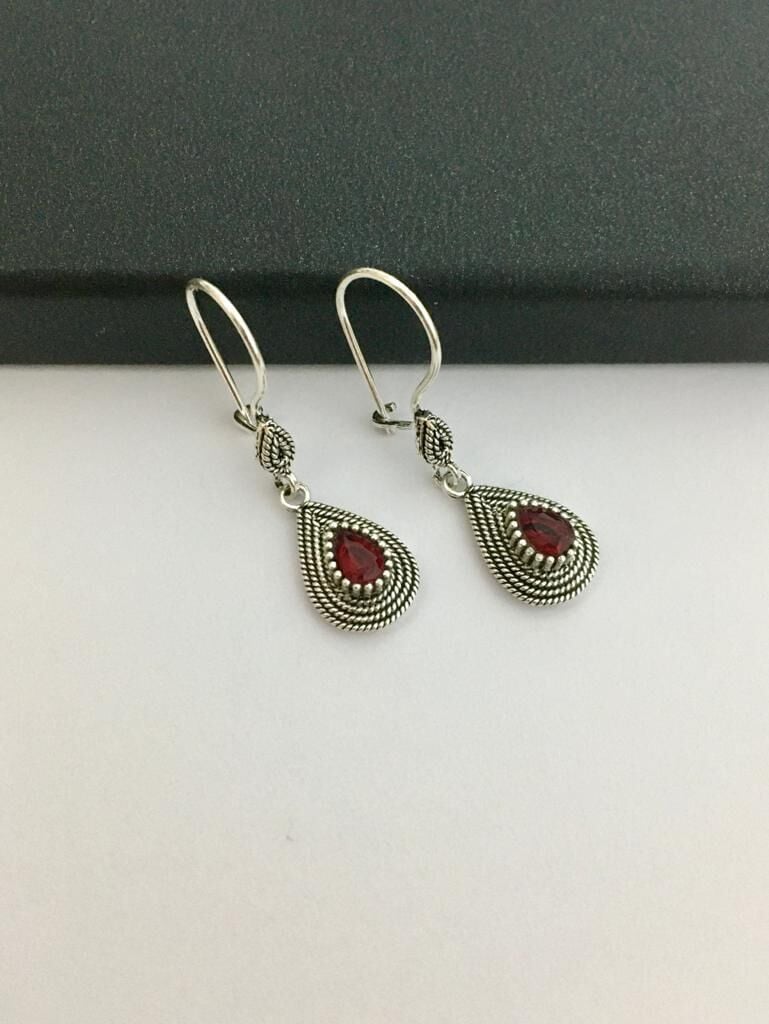 TELKARİ KÖK YAKUT TAŞLI DAMLA GÜMÜŞ KÜPE