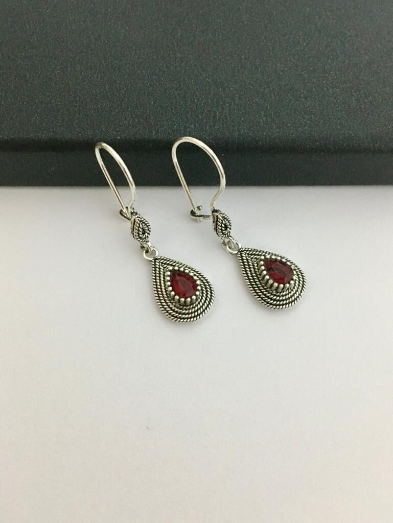 TELKARİ KÖK YAKUT TAŞLI DAMLA GÜMÜŞ KÜPE