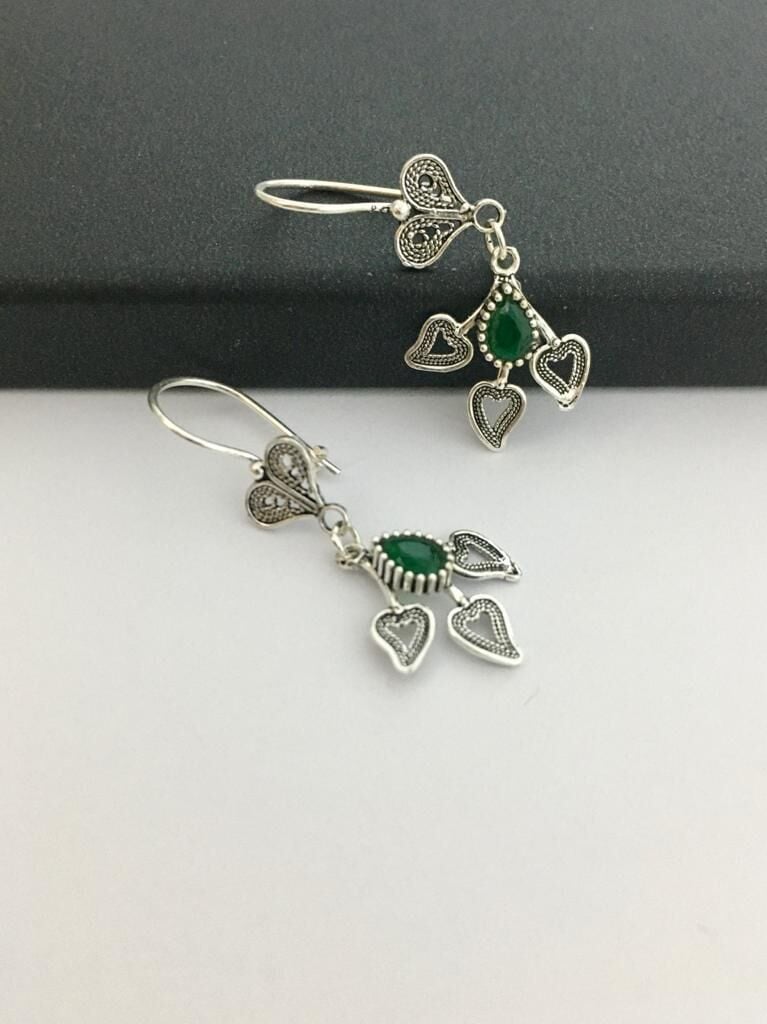 GÜMÜŞ TELKARİ KÖK ZÜMRÜT TAŞLI  YEŞİL KALPLİ KÜPE