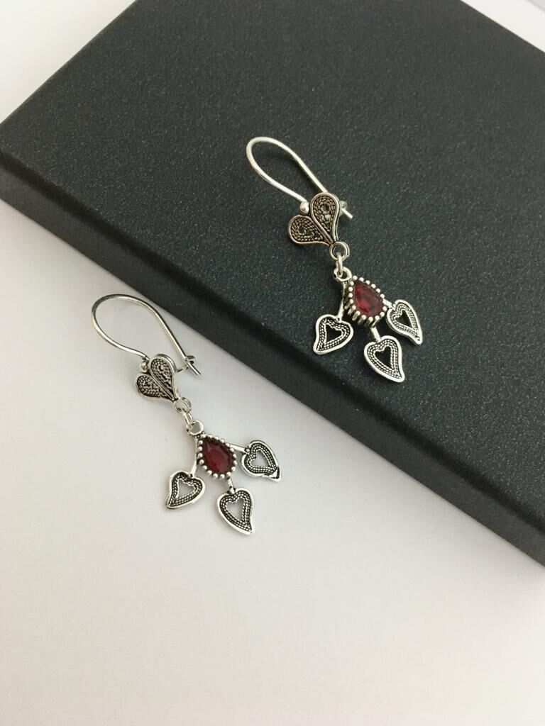 GÜMÜŞ TELKARİ KÖK YAKUT TAŞLI KALPLİ KÜPE