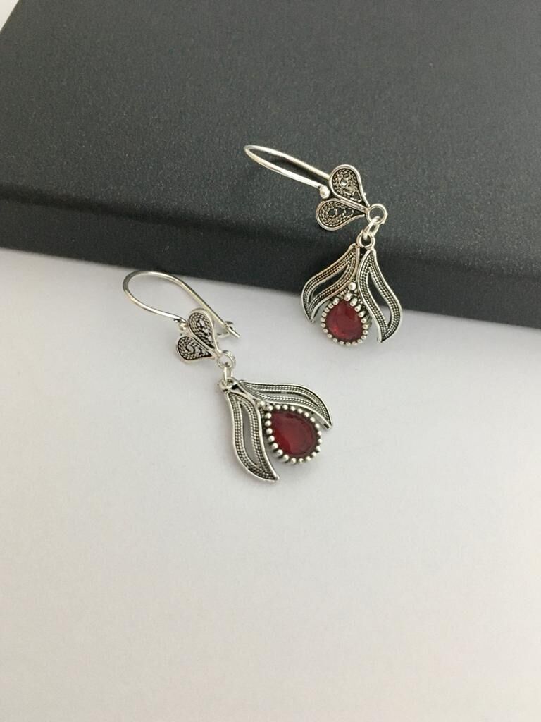 GÜMÜŞ KÖK YAKUT TAŞLI KIRMIZI TELKARİ KÜPE