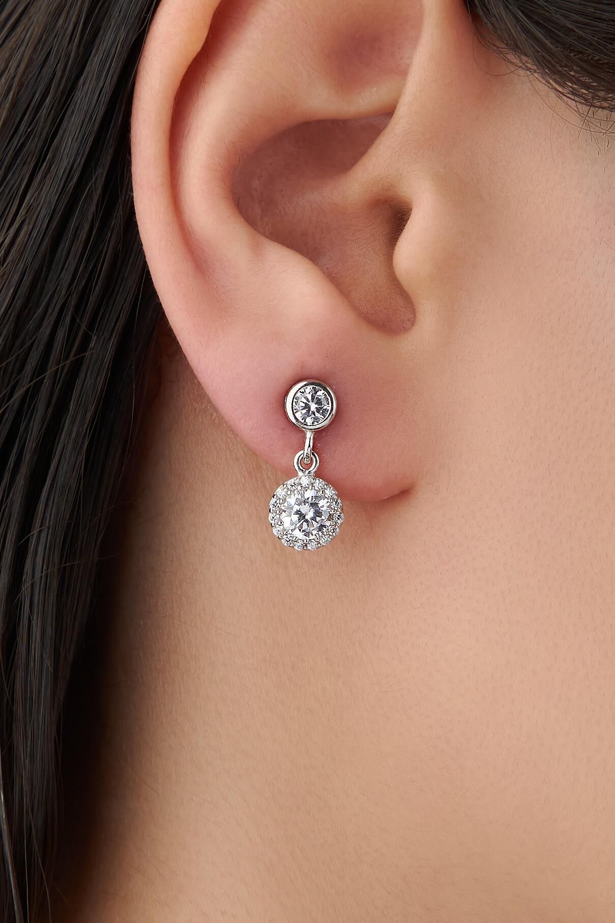 GÜMÜŞ ZİRKON TAŞLI YUVARLAK PIRLANTA MONTÜRLÜ KÜPE