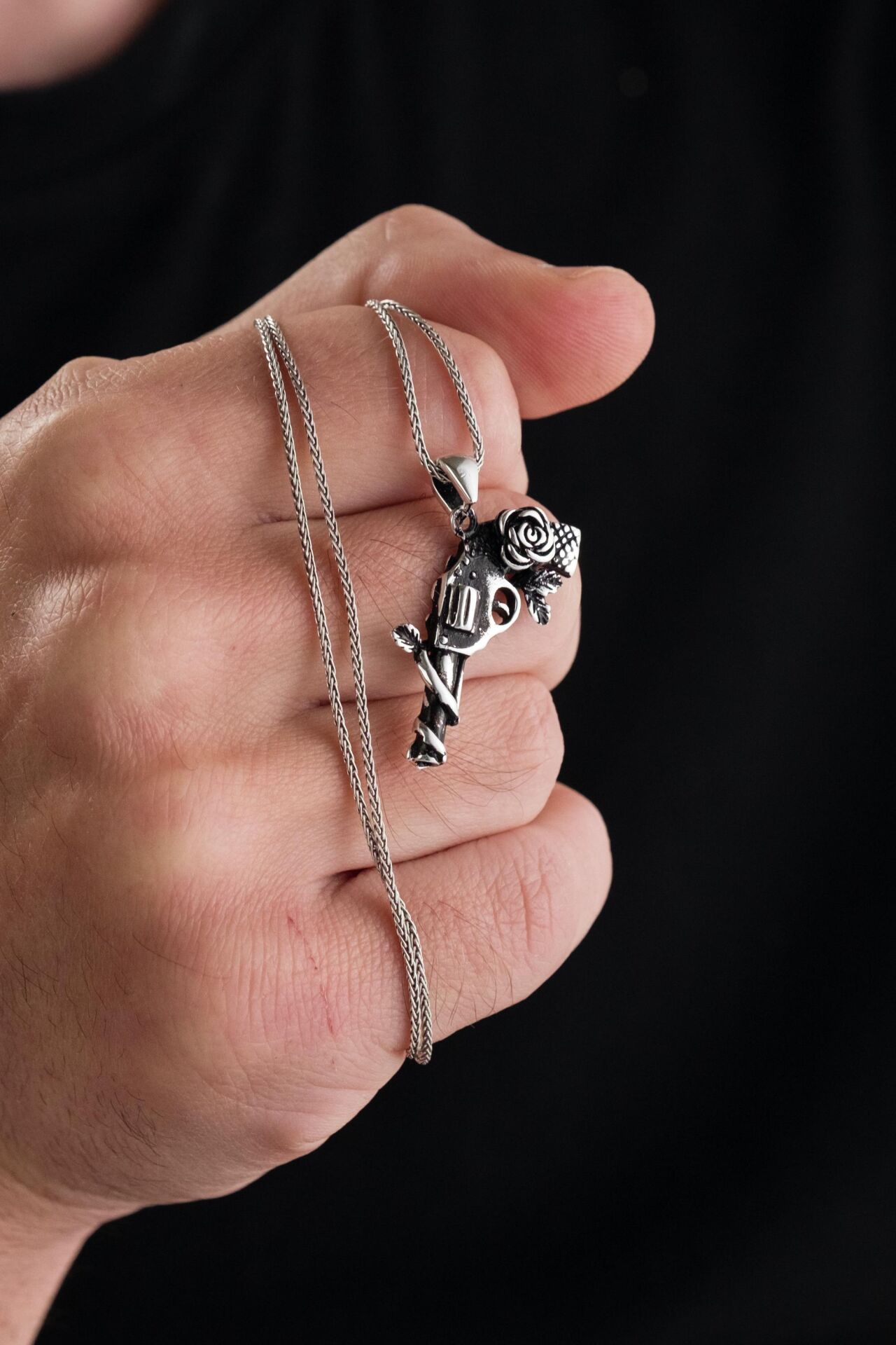 Gümüş Altıpatlar Tabanca Gül Dalı Motifli Erkek Kolye