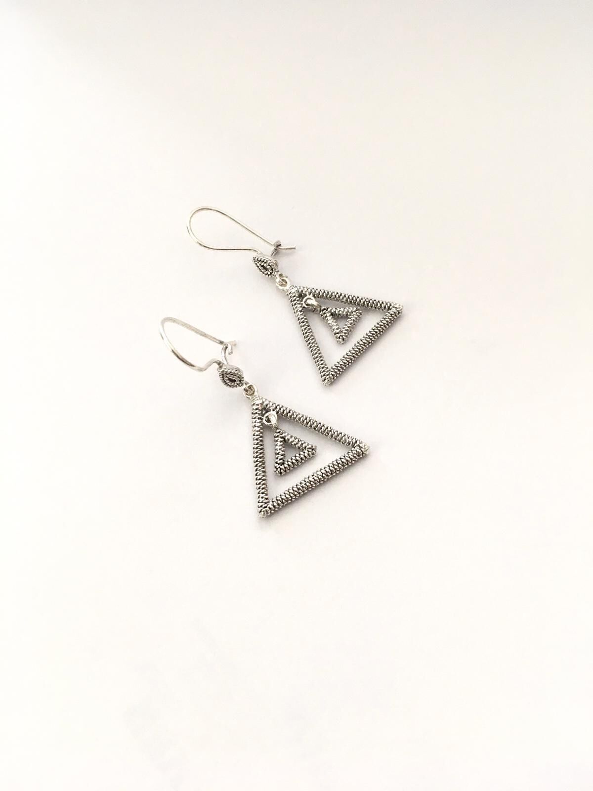 GÜMÜŞ TELKARİ ÜÇGEN KÜPE