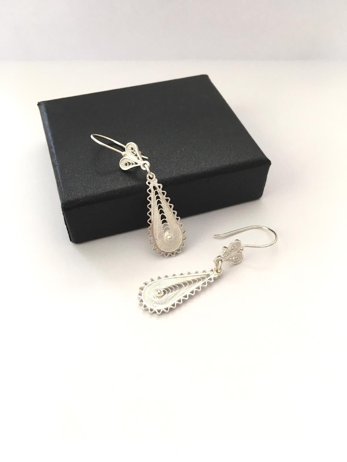 GÜMÜŞ DAMLA BEYAZ TELKARİ KÜPE