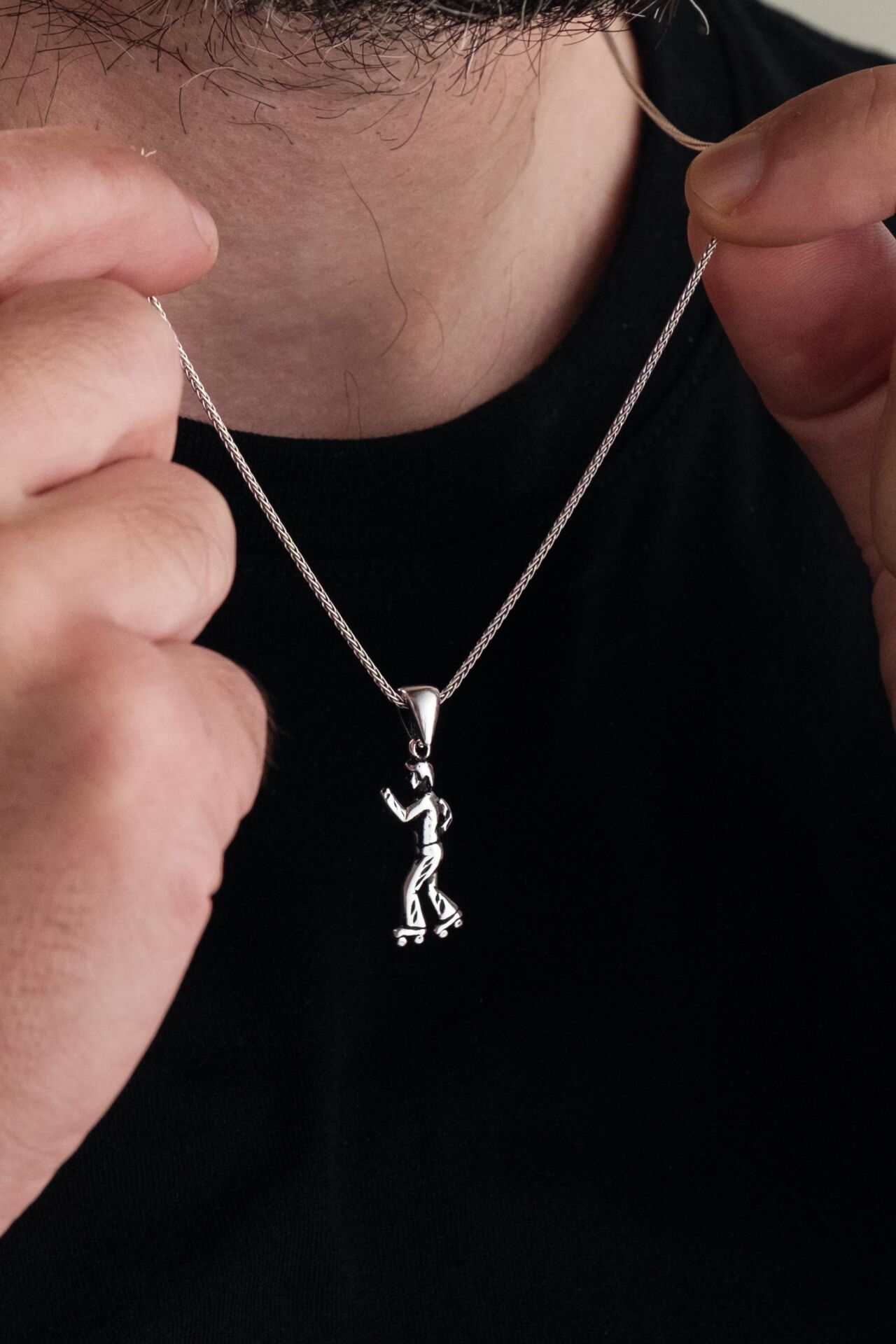 925 Ayar Gümüş Kaykay Yapan Çocuk Erkek Kolye