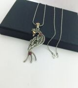 GÜMÜŞ TELKARİ KÖK ZÜMRÜT VE KÖK YAKUT TAŞLI TAVUS KUŞU KOLYE